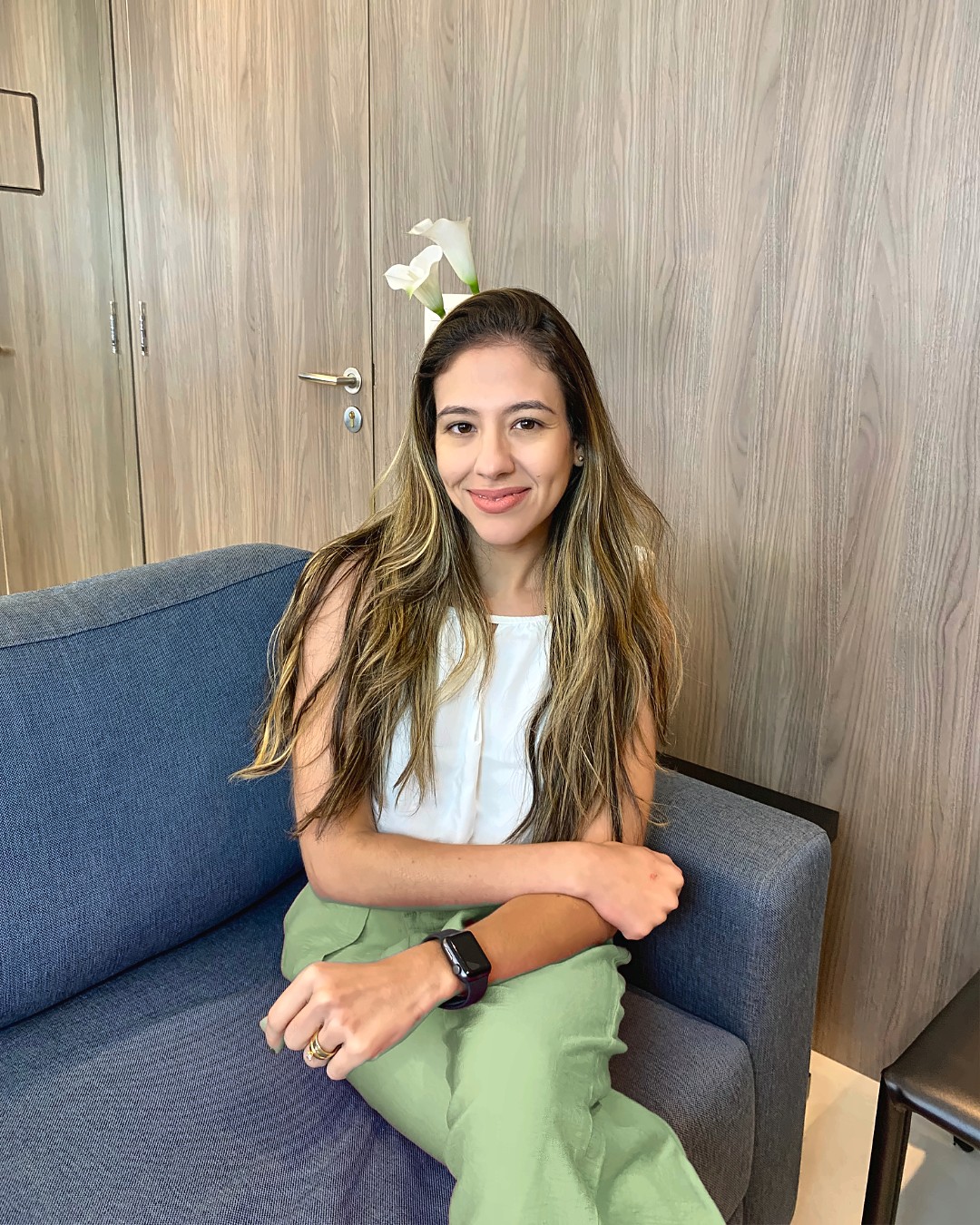 Lohraine Reink sentada no consultório